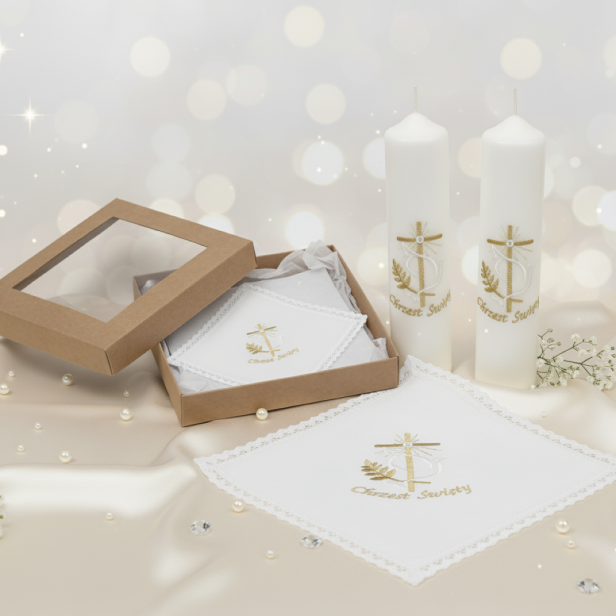 w zestawie z pudełkiem Chusta do Chrztu Świętego z haftem „Krzyż Nowoczesny” – Linia SIGNUM