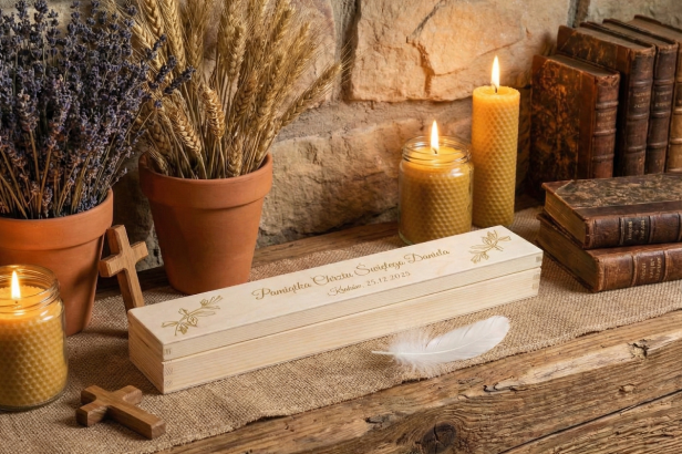 Pudełko na świecę drewniane EKO ♻ z grawerem w aranżacji rustykalnej