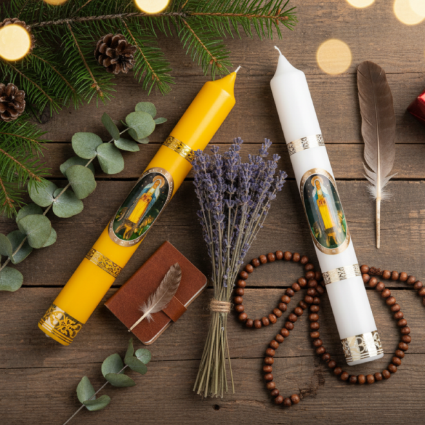 Gromnica parafinowa z wizerunkiem Matki Bożej Gromnicznej, wysokość 30 cm – klasyczna świeca liturgiczna do obrzędów kościelnych