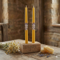 Świeca gromniczna sakramentka z dodatkiem wosku pszczelego w aranżacji domowego zacisza