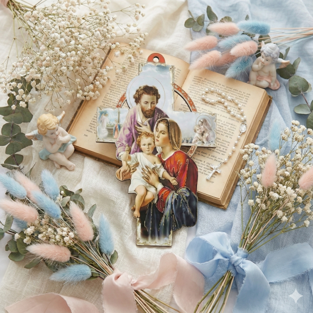 Krzyż drewniany „Święta Rodzina” – pastelowy, 15 cm | Pamiątka wiary