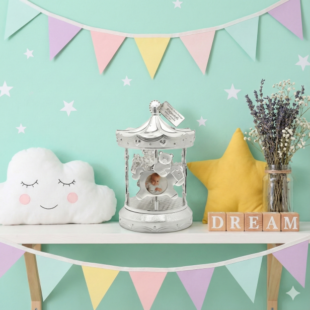 opcja z grawerem Karuzela pozytywka z ramkami na zdjęcia | Linia BELTRAMI GIOIELLI™ – Pamiątka dzieciństwa i Chrztu