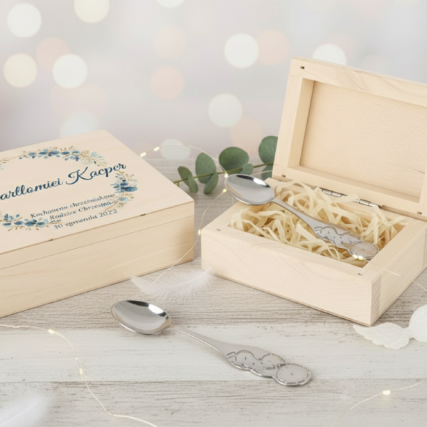 Srebrna łyżeczka w drewnianym pudełku z nadrukiem – Pamiątka Narodzin lub Chrztu | Linia BABY SILVER™ w aranżacji