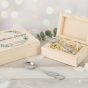 Srebrna łyżeczka w drewnianym pudełku z nadrukiem – Pamiątka Narodzin lub Chrztu | Linia BABY SILVER™ w aranżacji