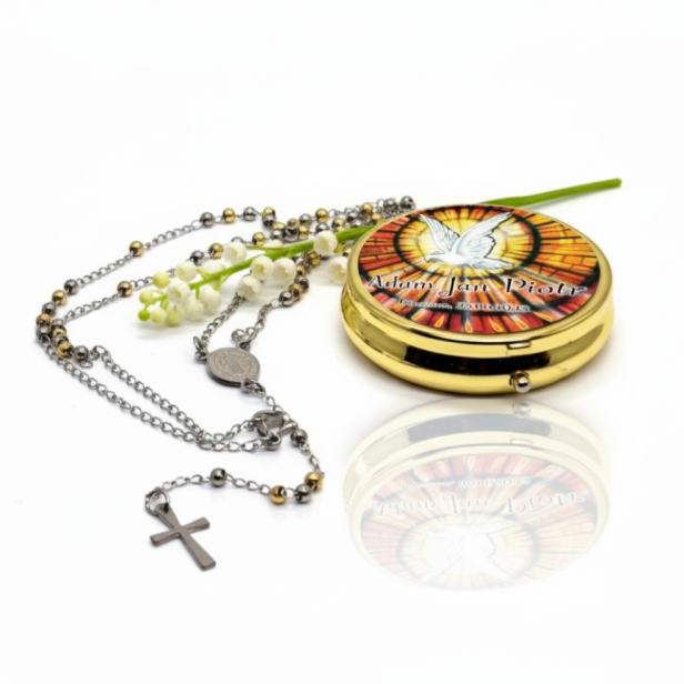 Różaniec z medalikiem św. Benedykta w pudełku z imieniem – pamiątka Sakramentu Bierzmowania