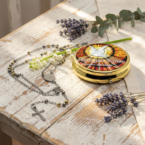 Różaniec z medalikiem św. Benedykta w pudełku z imieniem – pamiątka Sakramentu Bierzmowania