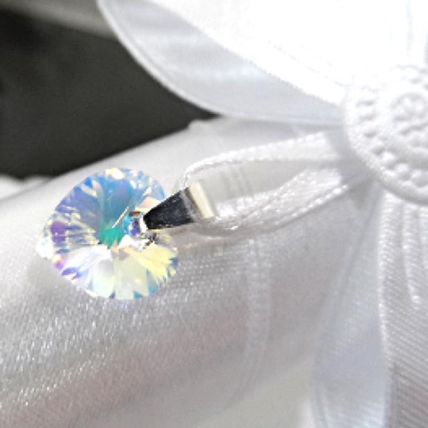 zdjęcie archiwalne - Świeca i Szatka do Chrztu „Glamour Crystal – Blask Wiary” – zestaw z kryształkiem Preciosa®