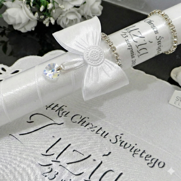 Świeca i Szatka do Chrztu „Glamour Crystal – Blask Wiary” – zestaw z kryształkiem Preciosa®