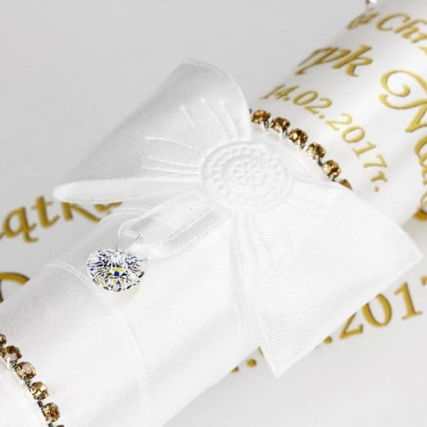 Świeca i Szatka do Chrztu „Glamour Crystal – Blask Wiary” – złoty zestaw z kryształkiem Preciosa®