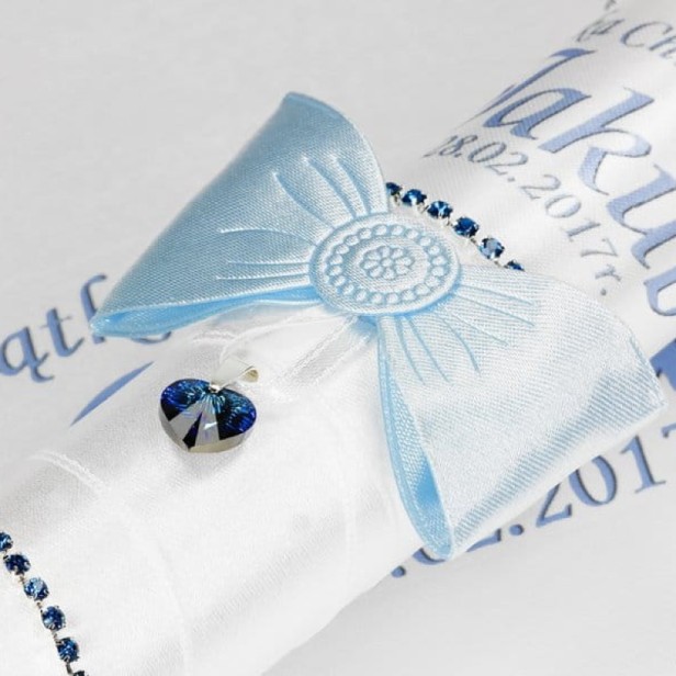 Świeca i Szatka do Chrztu „Glamour Crystal – Blask Wiary” – niebieski zestaw z kryształkiem Preciosa®