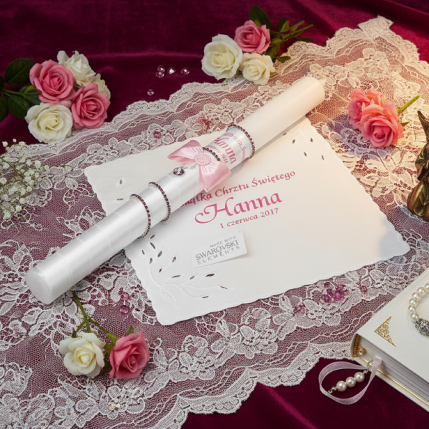 aranżacja - Świeca i Szatka do Chrztu „Glamour Crystal – Blask Wiary” – różowy zestaw z kryształkiem Preciosa®