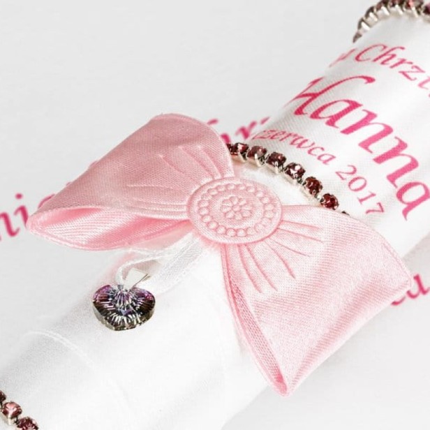 zdobienie świecy - Świeca i Szatka do Chrztu „Glamour Crystal – Blask Wiary” – różowy zestaw z kryształkiem Preciosa®