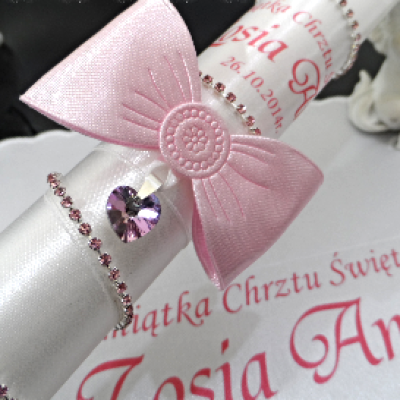 Świeca i Szatka do Chrztu „Glamour Crystal – Blask Wiary” – zestaw z kryształkiem Preciosa®
