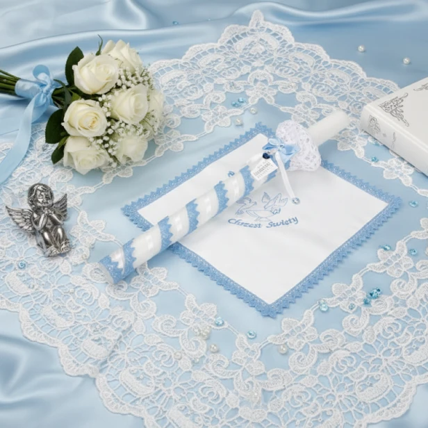 aranżacja - Świeca i Szatka do Chrztu „Glamour Lace – Blask Wiary” – niebieski zestaw z koronką i kryształkiem Preciosa®
