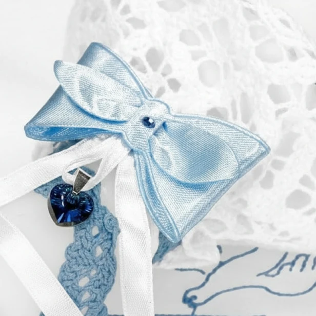 zbliżenie na niebieski zestaw z koronką i kryształkiem Preciosa®