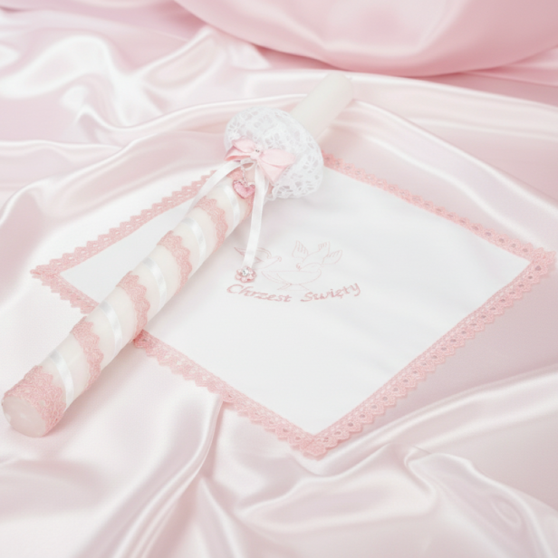 Świeca i Szatka do Chrztu „Glamour Lace – Blask Wiary” – różowy zestaw z koronką i kryształkiem Preciosa®