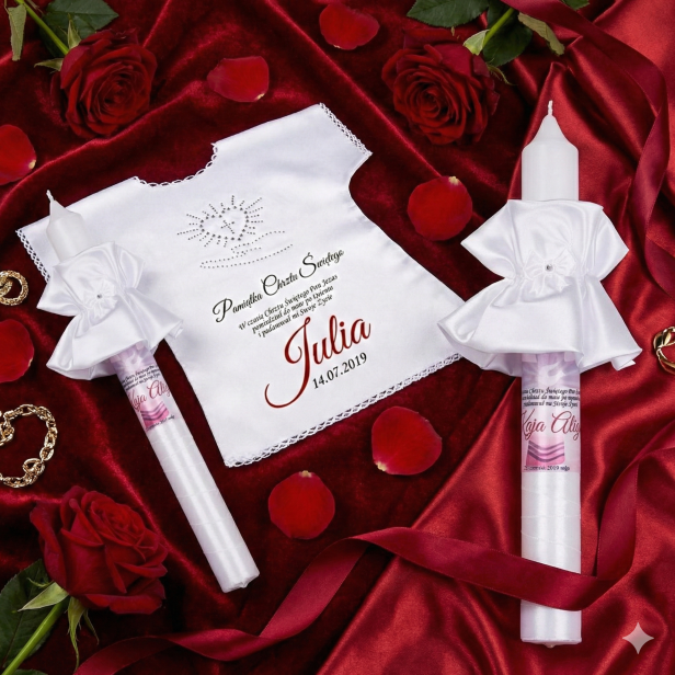 wzór KATE MIDDLETON szkarłat - Świeca i szatka do chrztu z imieniem i ozdobnym stroikiem AMAZON PERŁA