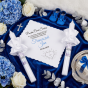 MILANO Blue -Świeca i szatka do chrztu z imieniem i ozdobnym stroikiem AMAZON PERŁA
