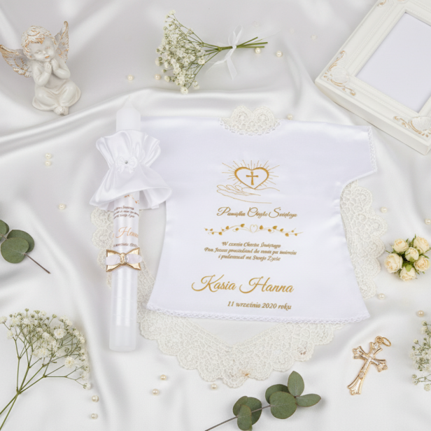 aranżacja Świeca i szatka do chrztu z imieniem i ozdobnym stroikiem AMAZON SERCE