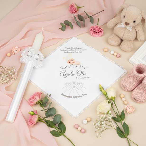 w aranżacji Zestaw do Chrztu „Amazon” – Szatka z haftem Ducha Świętego i świeca ze stroikiem