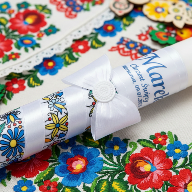 Zbliżenie świecy na Chrzest – motyw kaszubski | Linia FolkStyle® – Tradycja i Wiara