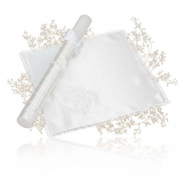 Zestaw do Chrztu „Biały Atłas” – świeca i szatka z haftem, klasyczna pamiątka Chrztu Świętego