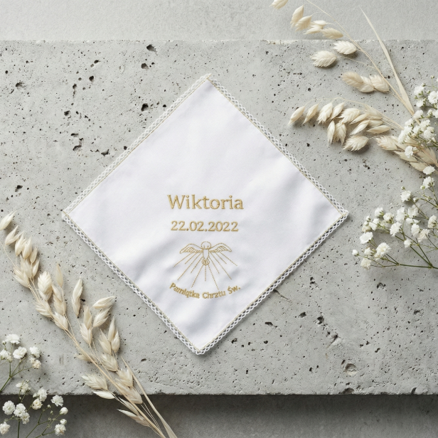 personalizacja - haft komputerowy - Zestaw do Chrztu „Złoty Atłas” – świeca i szatka z haftem, elegancka pamiątka Chrztu Świętego