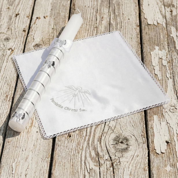 Zestaw do Chrztu „Srebrny Atłas” – świeca i szatka z haftem, elegancka pamiątka Chrztu Świętego