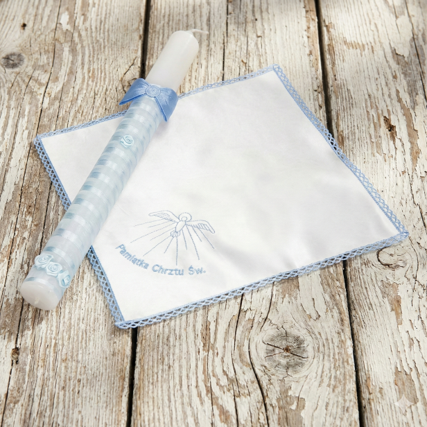 Zestaw do Chrztu „Błękitny Szyfon” – ręcznie zdobiona świeca i szatka z haftem, pamiątka Chrztu Świętego
