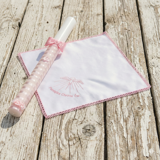 Zestaw do Chrztu „Różowy Szyfon” – ręcznie zdobiona świeca i szatka z haftem, pamiątka Chrztu Świętego