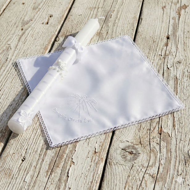 Zestaw do Chrztu „Biały Atłas” – świeca i szatka z haftem, klasyczna pamiątka Chrztu Świętego