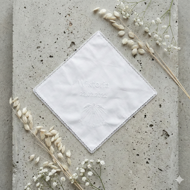 personalizacja - haft komputerowy - Zestaw do Chrztu „Biały Atłas” – świeca i szatka z haftem, klasyczna pamiątka Chrztu Świętego