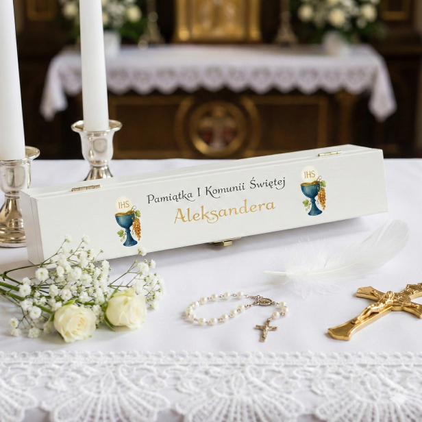 Białe drewniane pudełko na świecę komunijną z nadrukiem – pamiątka Pierwszej Komunii Świętej