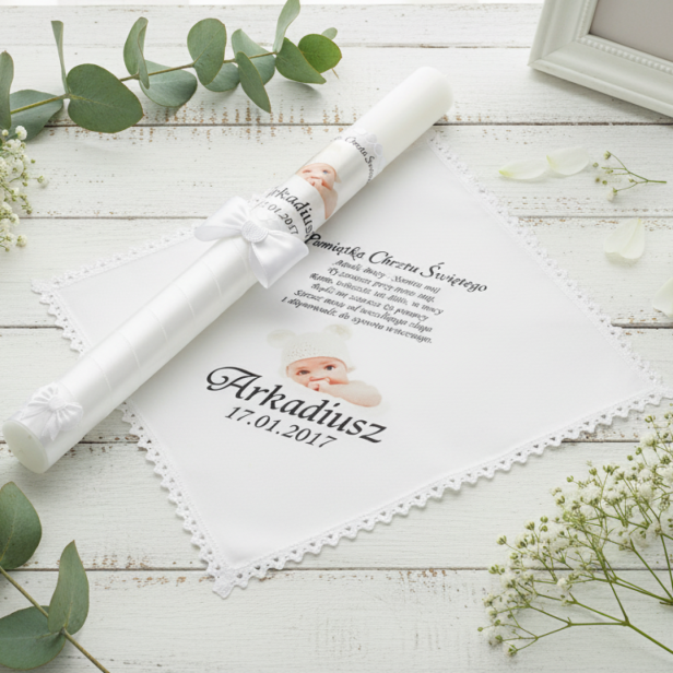 Zestaw do Chrztu ze zdjęciem – szatka z koronką i świeca z personalizacją w aranżacji