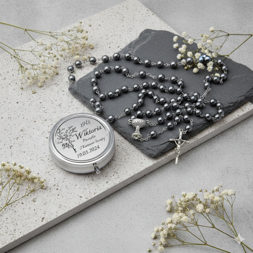 Różaniec komunijny Hematyt w pudełku z grawerem – pamiątka Pierwszej Komunii Świętej