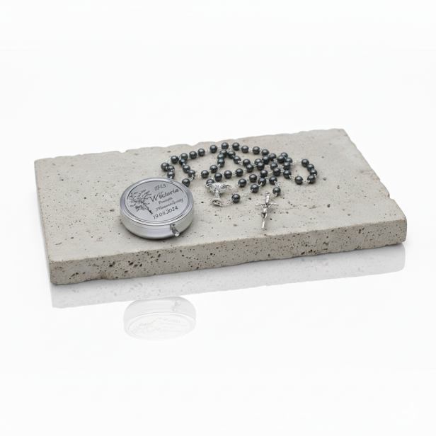 Różaniec komunijny Hematyt w pudełku z grawerem – pamiątka Pierwszej Komunii Świętej.png