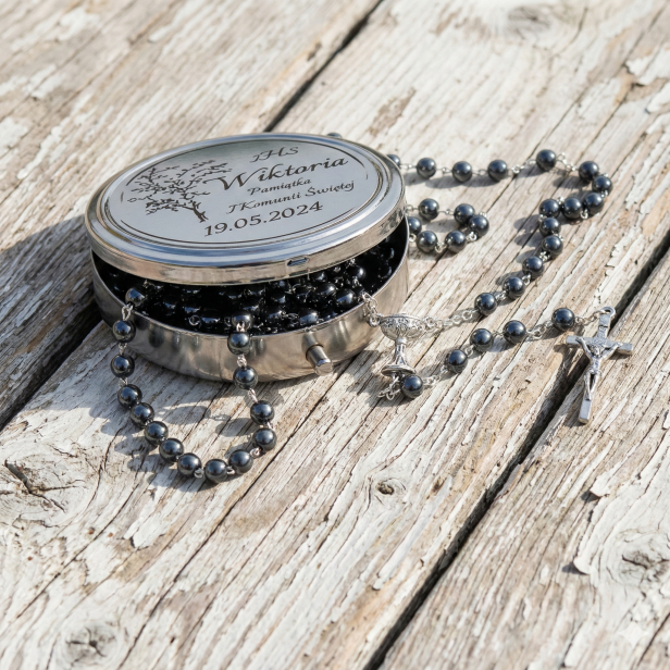 Różaniec komunijny Hematyt w pudełku z grawerem – pamiątka Pierwszej Komunii Świętej