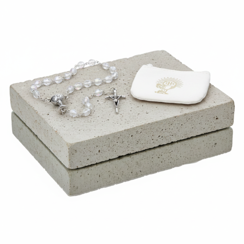 Różaniec komunijny z IHS w etui – biały zestaw ze szkła czeskiego