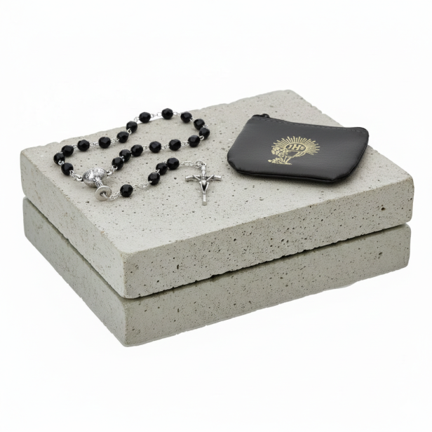 Różaniec komunijny z IHS w etui – czarny zestaw ze szkła czeskiego