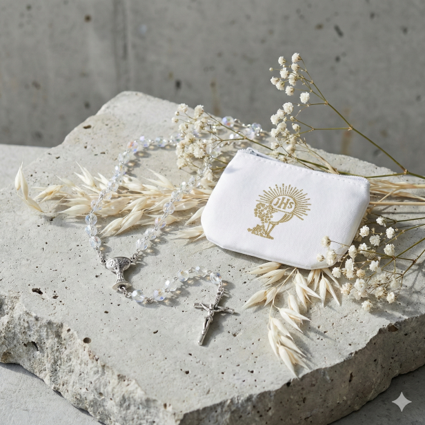 Różaniec komunijny z IHS w etui – biały zestaw ze szkła czeskiego