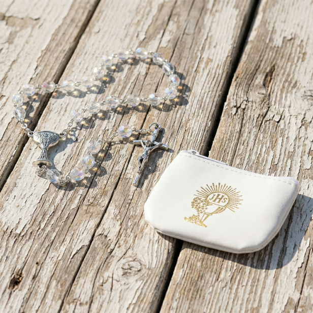 Różaniec komunijny z IHS w etui – biały zestaw ze szkła czeskiego