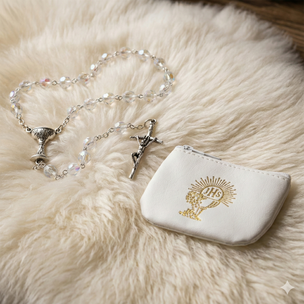 Różaniec komunijny z IHS w etui – biały zestaw ze szkła czeskiego