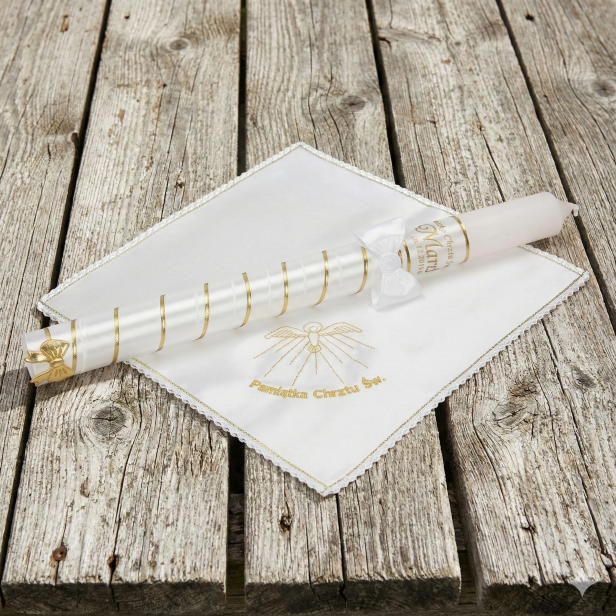 Złoty zestaw do Chrztu – świeca z imieniem i datą oraz haftowana szatka