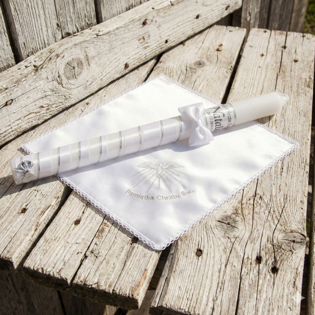 Srebrny zestaw do Chrztu – świeca z imieniem i datą oraz haftowana szatka