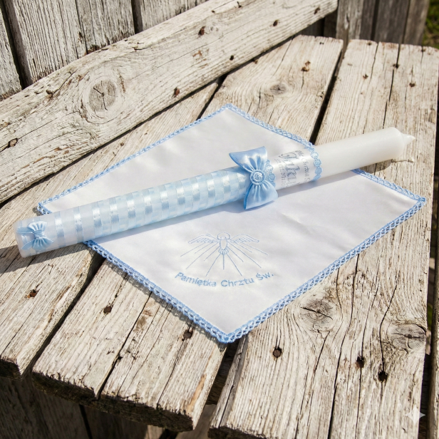 Niebieski zestaw do Chrztu – świeca z imieniem i datą oraz szatka z haftem