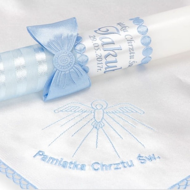 zbliżenie zdobienia -  Niebieski zestaw do Chrztu – świeca z imieniem i datą oraz szatka z haftem