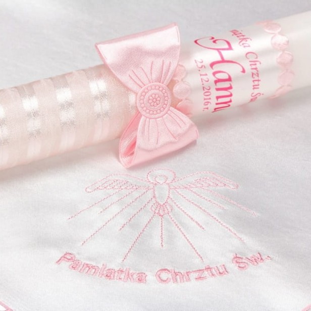 Różowy zestaw do Chrztu – świeca z imieniem i datą oraz szatka z haftem