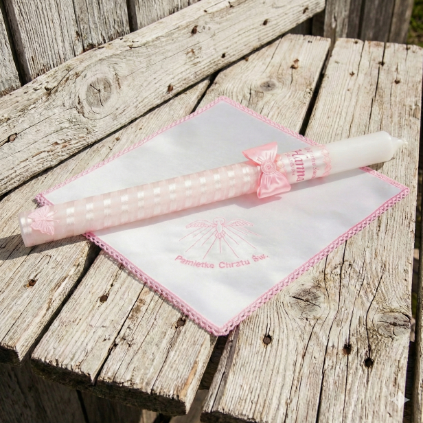 Różowy zestaw do Chrztu – świeca z imieniem i datą oraz szatka z haftem