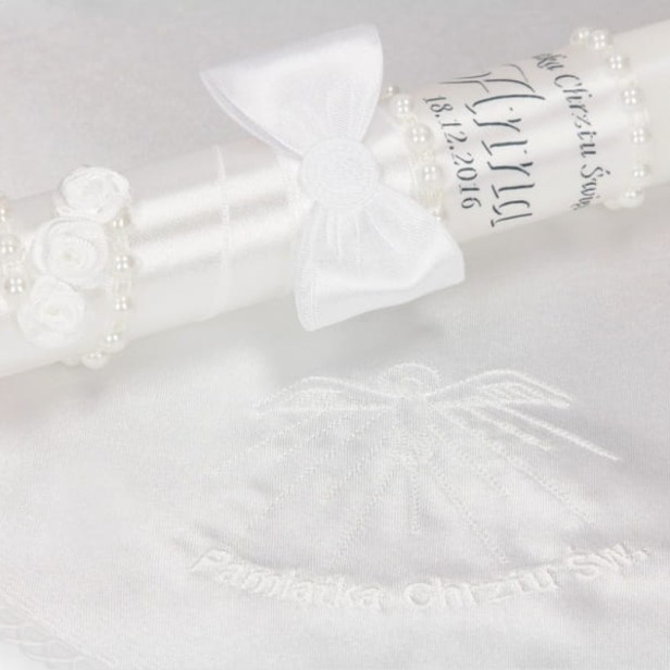 Biały zestaw do Chrztu – świeca z imieniem i datą oraz haftowana szatka
