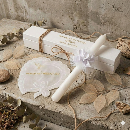 Zestaw na Chrzest Święty BIEL z grawerowanym pudełkiem – świeca i szatka